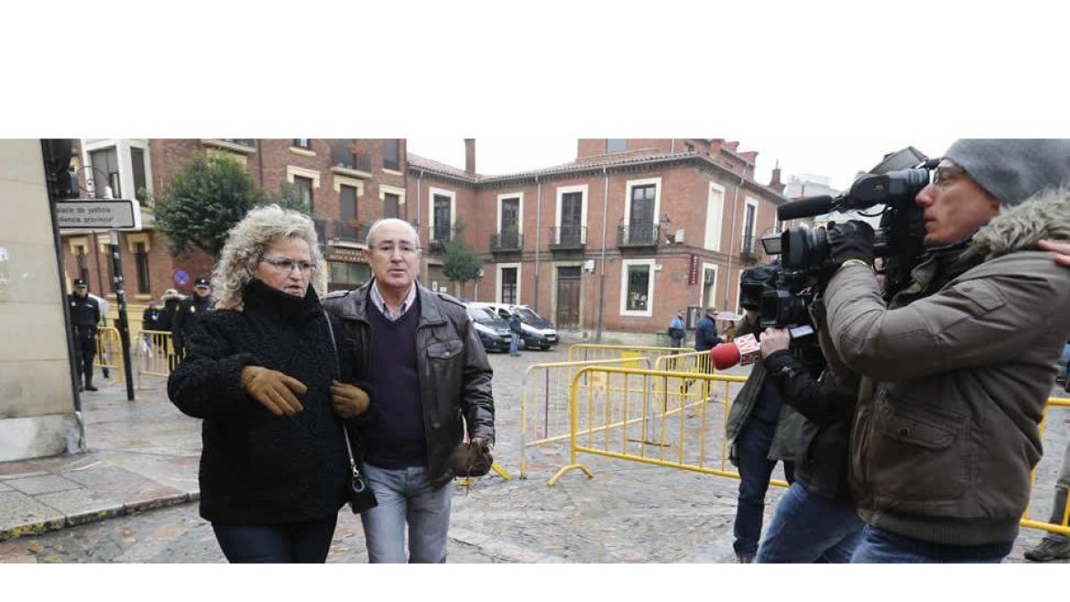 El policía jubilado, Pedro Mielgo, que fue testigo de los disparos, y su esposa abandonan la Audiencia tras declarar en el tribunal.