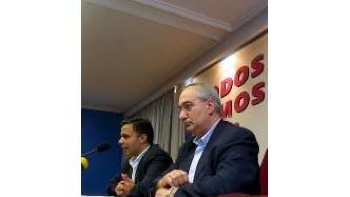 Joaquín Otero y José Luis Olcoz en una rueda de prensa