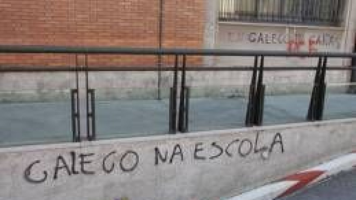 Pintada a favor de la enseñanza del gallego en el Bierzo, cercana al Ayuntamiento de Ponferrada