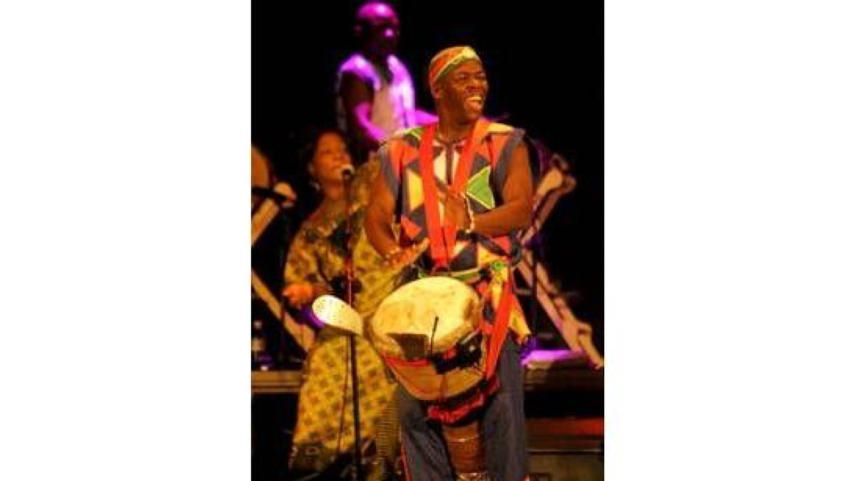 El guineano Mamady Keïta y su grupo Sewa Kan llenaron el Emperador de sonidos africanos