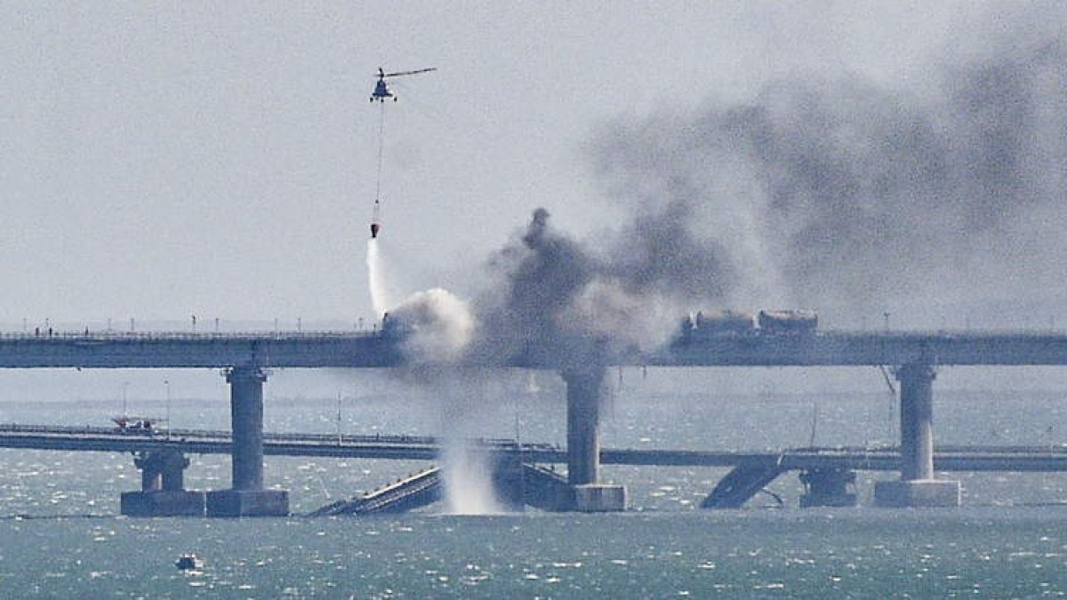 Imagen del puente que une Crimea y Rusia tras el estallido del camión. STRINGER