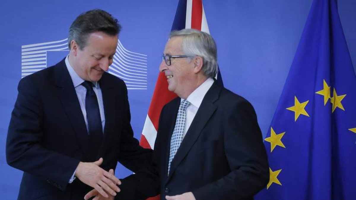 Cameron saluda al presidente de la Comisión Europea (CE), Jean-Claude Juncker. OLIVIER HOSLET