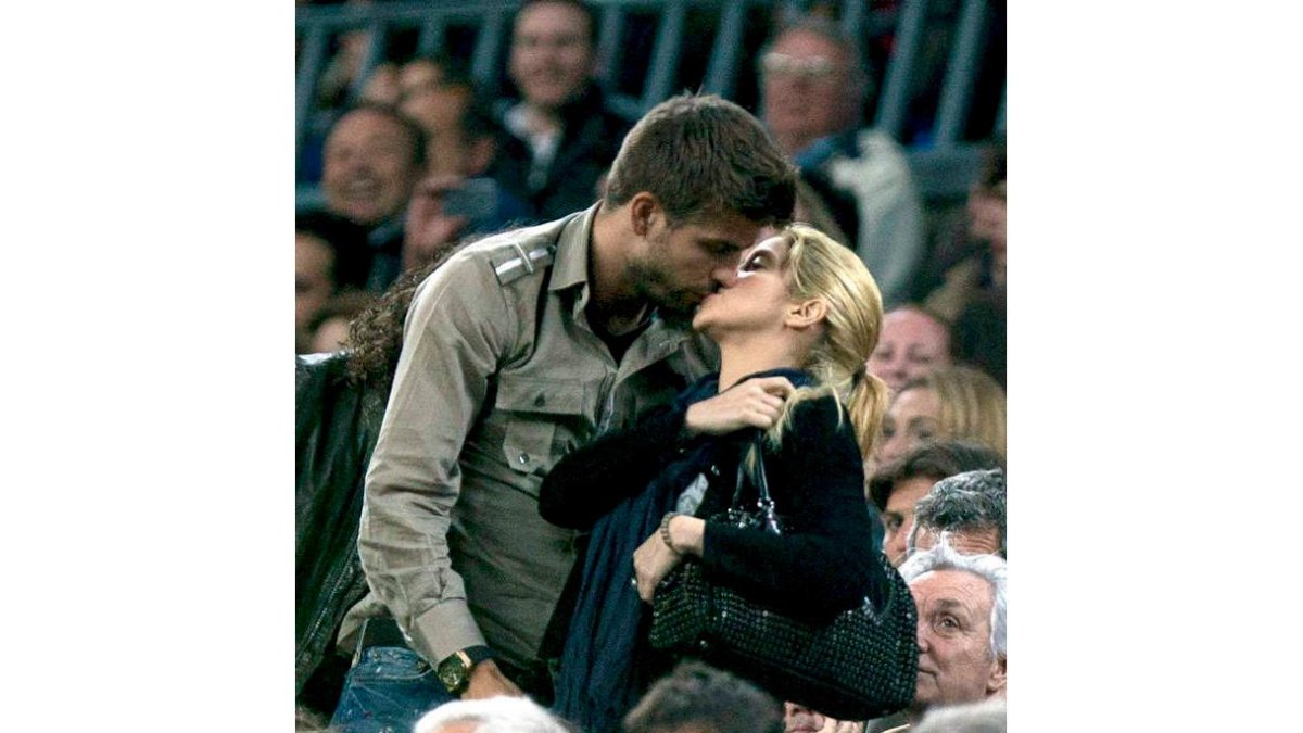 Gerard Piqué y Shakira se besan durante un partido de liga, en una imagen de archivo.