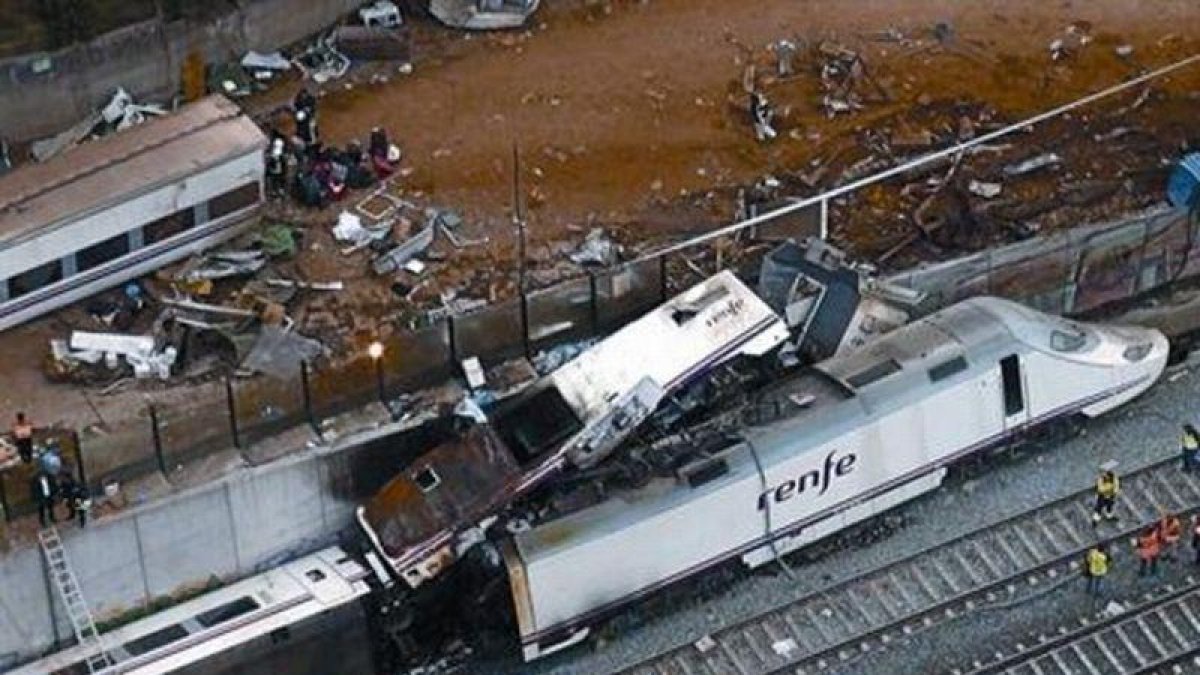 Una imagen del tren Alvia accidentado en la curva de A Grandeira.