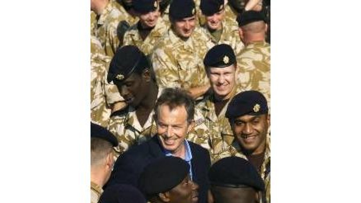 Tony Blair conversa con las tropas británicas desplegadas en Irak