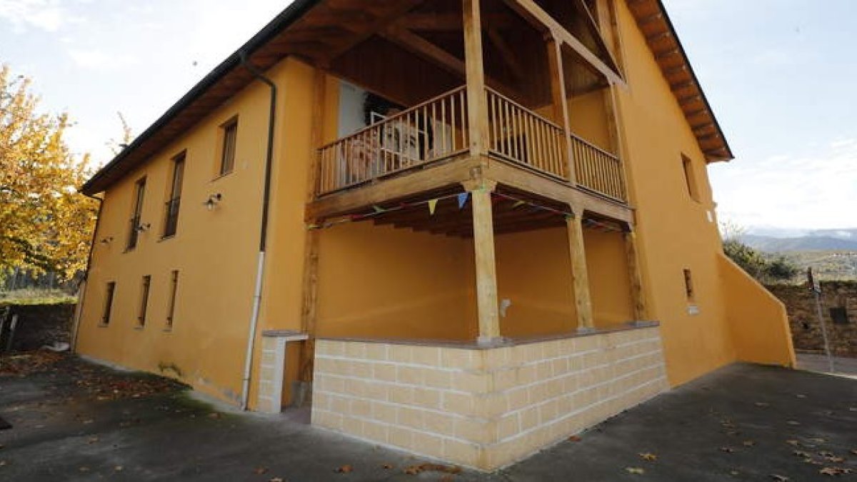 La esquina de la antiguo consistorio de Salas de los Barrios tiene una barra de bar, hecha con bloques, que tapan la balconada de madera. ANA F. BARREDO