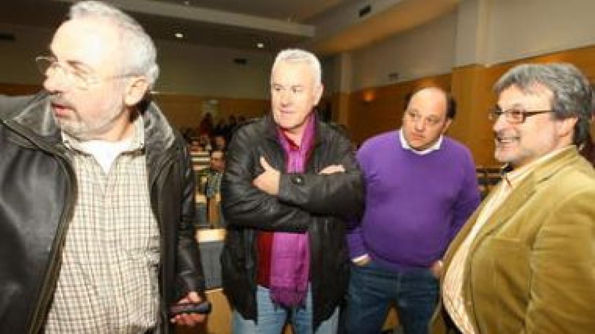 Cayo Lara, de brazos cruzados, con Fernández y González a la derecha, ayer en Ponferrada.