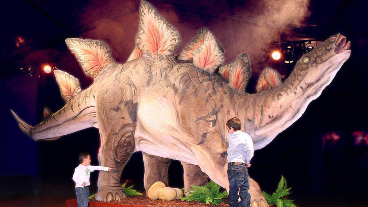 Reproducción de un mamífero gigante en la exposición Dinosaurios Tour. DL