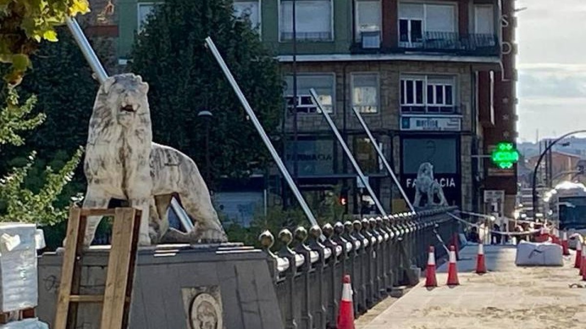 Imagen, este jueves, de la obra en el Puente de los Leones. RAMIRO