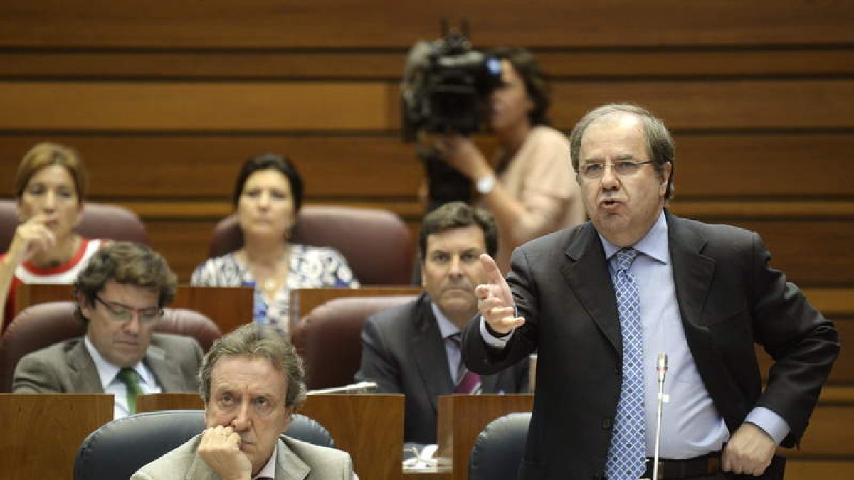 Herrera, en una de sus intervenciones en el Pleno, junto al consejero de Presidencia.
