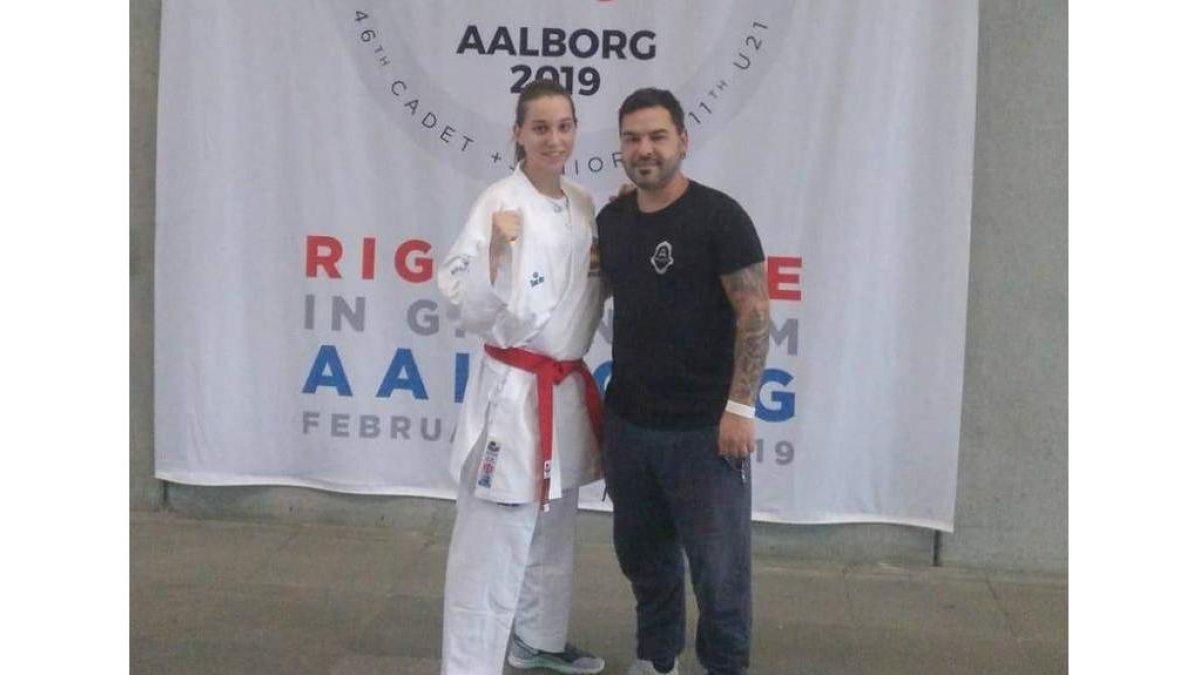 Tania Fernández con su entrenador Jorge Fernández en Aalborg. DL