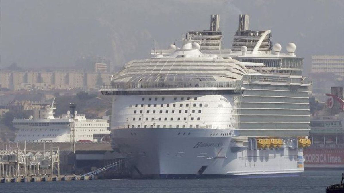 El crucero Harmony of the Seas en el puerto de Marsella con los botes salvavidas de color amarillo situados en la parte lateral del buque.