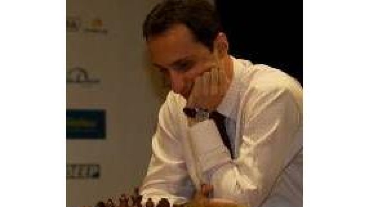 Topalov, a pesar de ser el favorito, está sufriendo muchos problemas