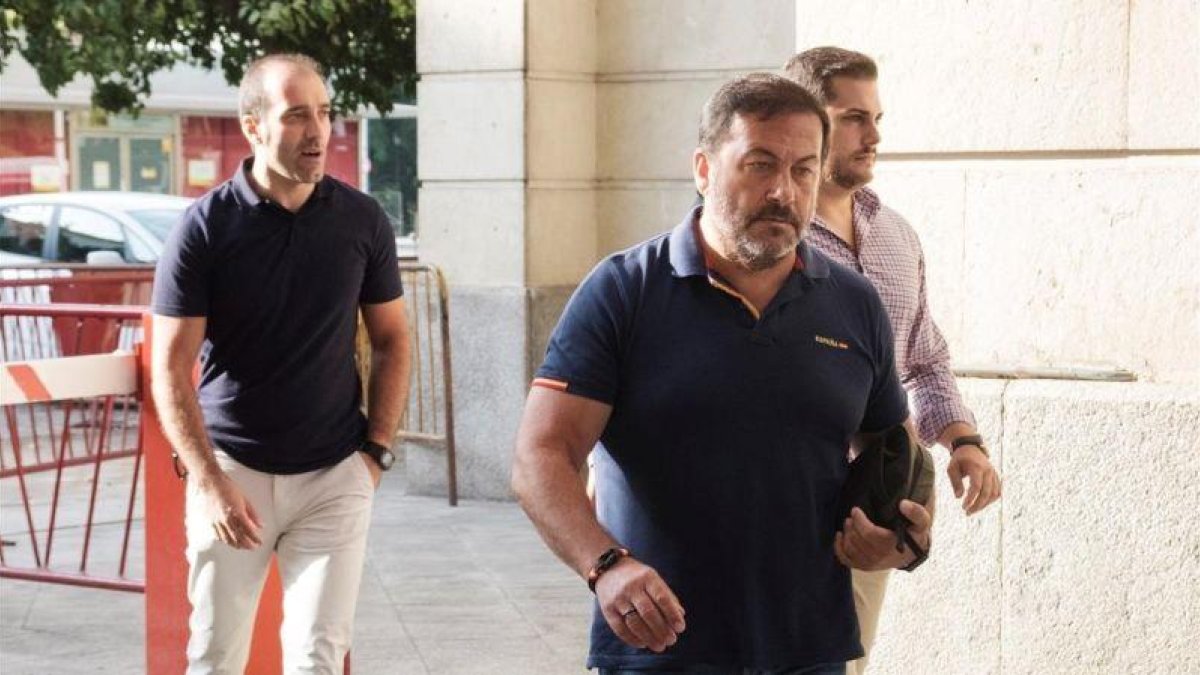 Los agentes de seguridad agredidos por el miembro de La manada Ángel Boza, a su entrada en los juzgados de Sevilla, este domingo.