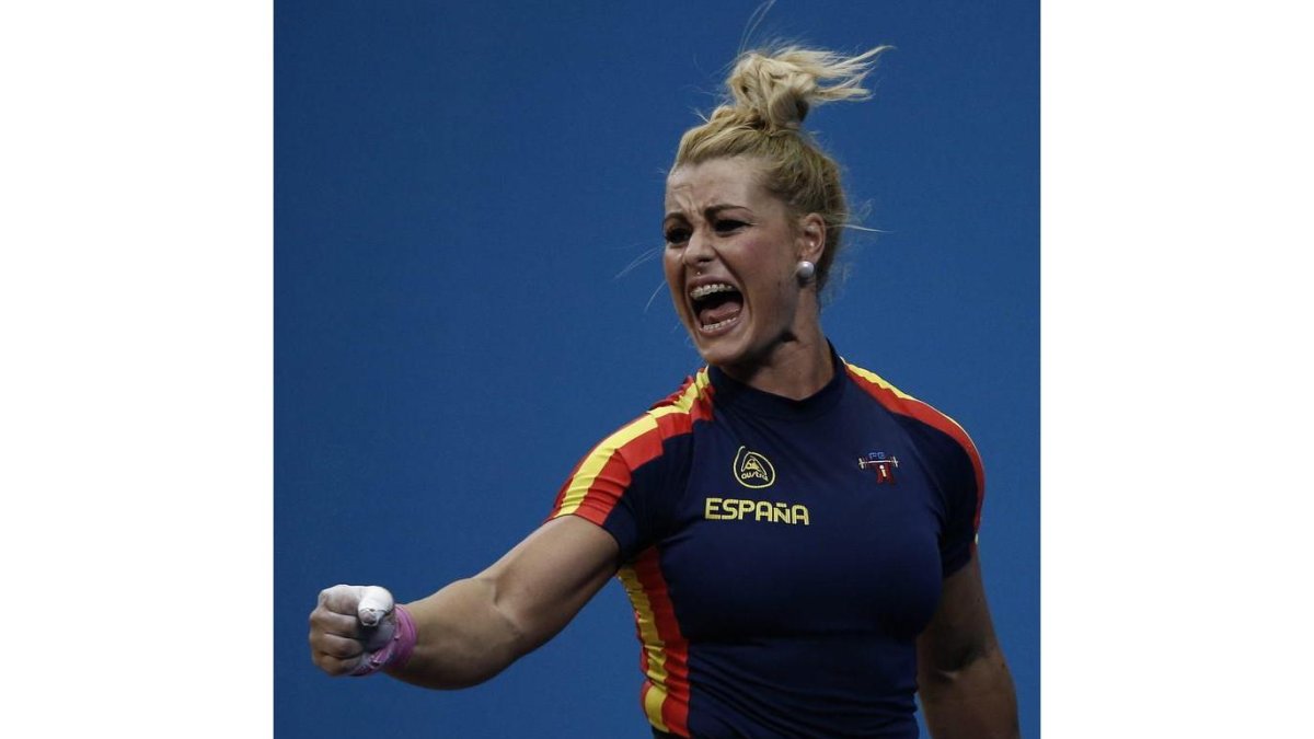 La española Lidia Valentin gesticula tras competir en la categoria de hasta 75 kilos de halterofilia, en los Juegos Olímpicos de Londres