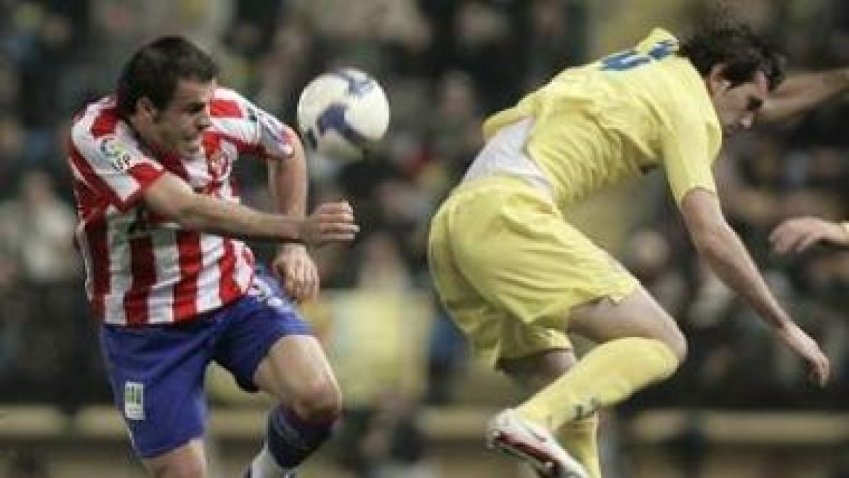 Bilic y Godin pujan por un balón en un lance del partido de Villarreal