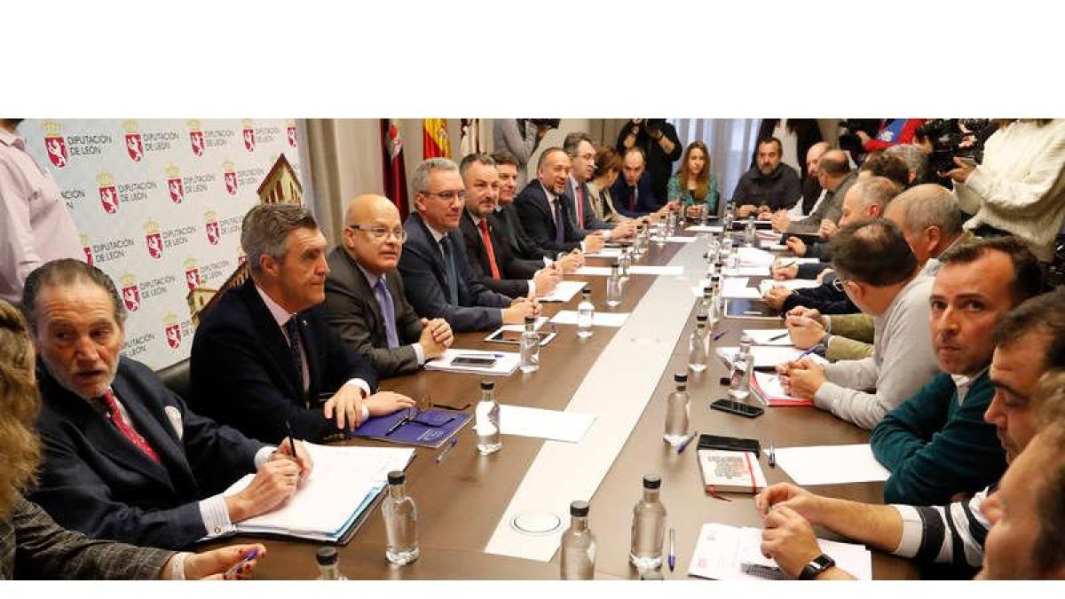 Confluencia de administraciones, sindicatos y empresarios en la constitución de la Mesa por León, ayer.