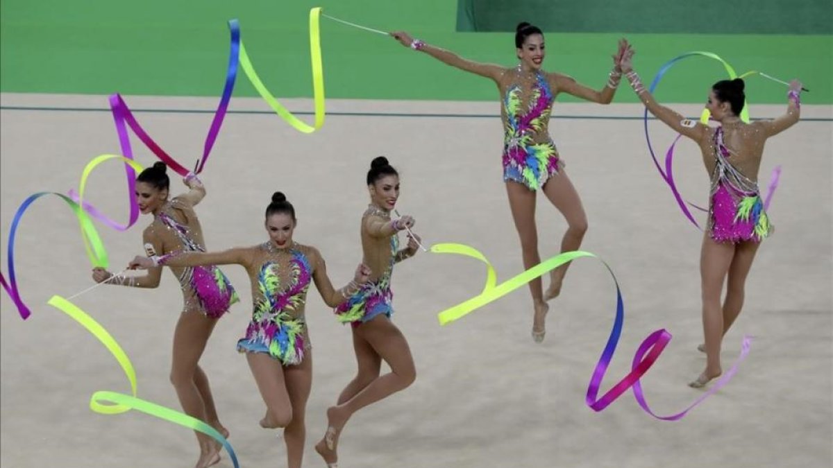 El equipo español de gimnasia rítmica, con cintas, en la primera rotación.