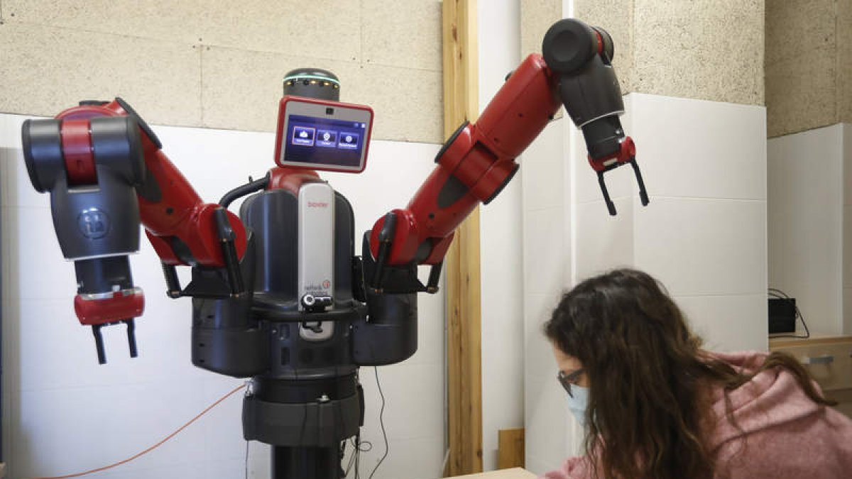El curso será eminentemente práctico y con los robots diseñados en la Universidad. JESÚS F. SALVADORES