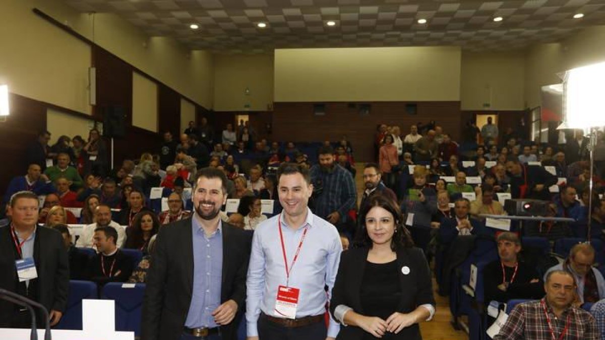 Javier Alfonso Cendón entre la vicesecretaria general del PSOE, Adriana Lastra, y el secretario general del PSOECyL, Luis Tudanca.