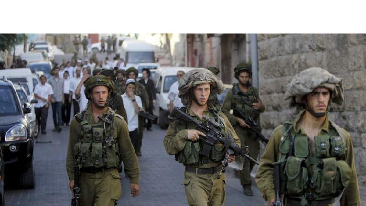 Varios soldados israelíes recorren las calles de Hebrón.