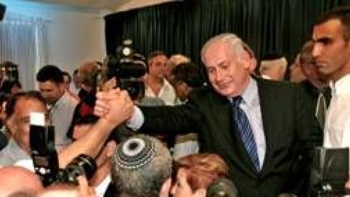 Un grupo de seguidores felicitan a Natanyahu tras la rueda de prensa