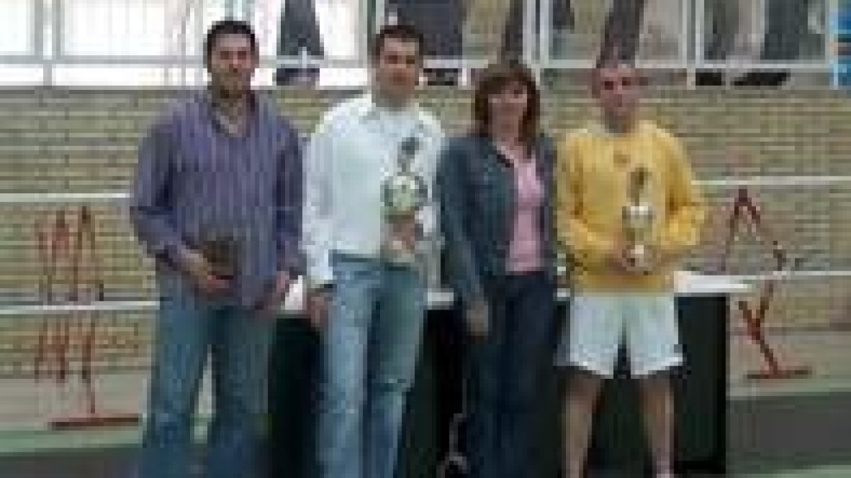Los ganadores de los trofeos de la competición de Fabero posan con los mismos tras su entrega