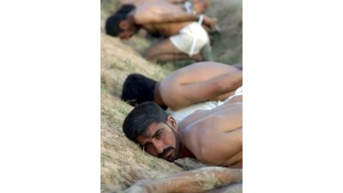 Un prisionero iraquí mira a la cámara tras ser capturado en Sayyid Muhammad, al nordeste de Bagdad