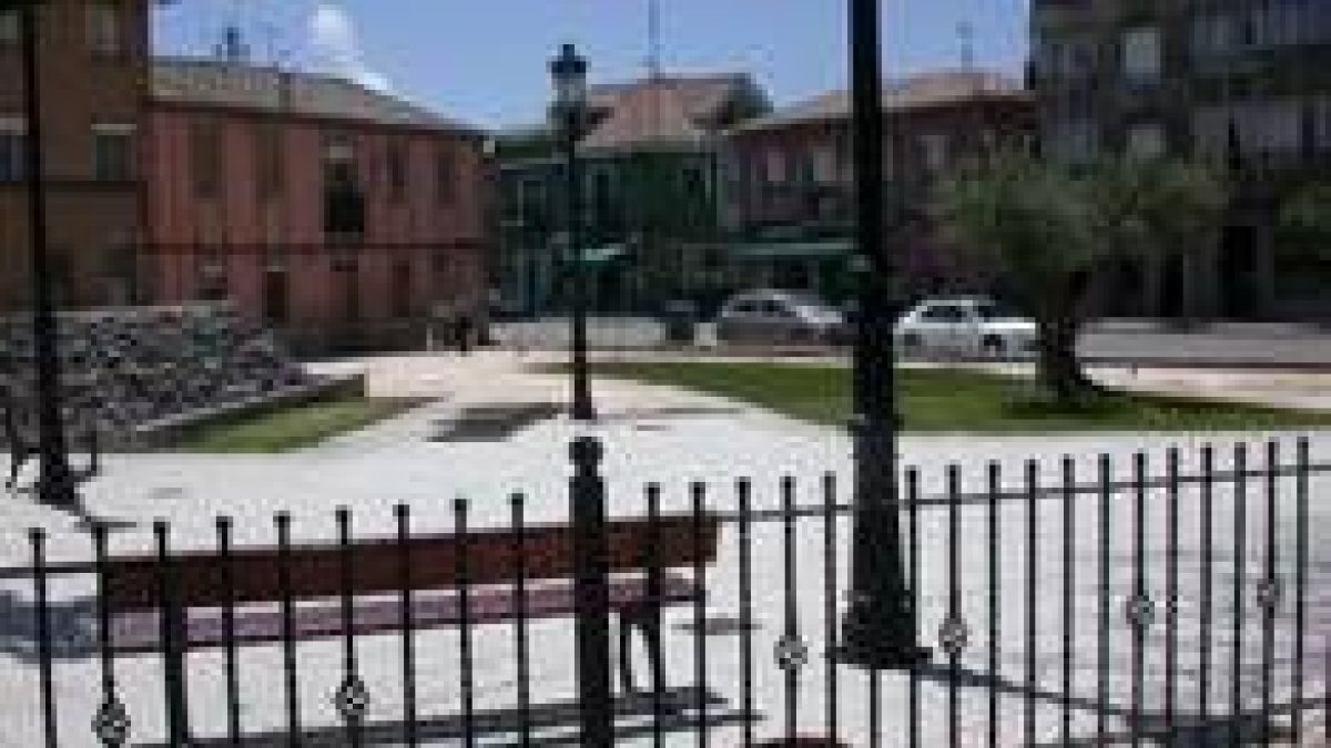 El ayuntamiento roblano pretende embellecer las calles del casco urbano vallando las fincas