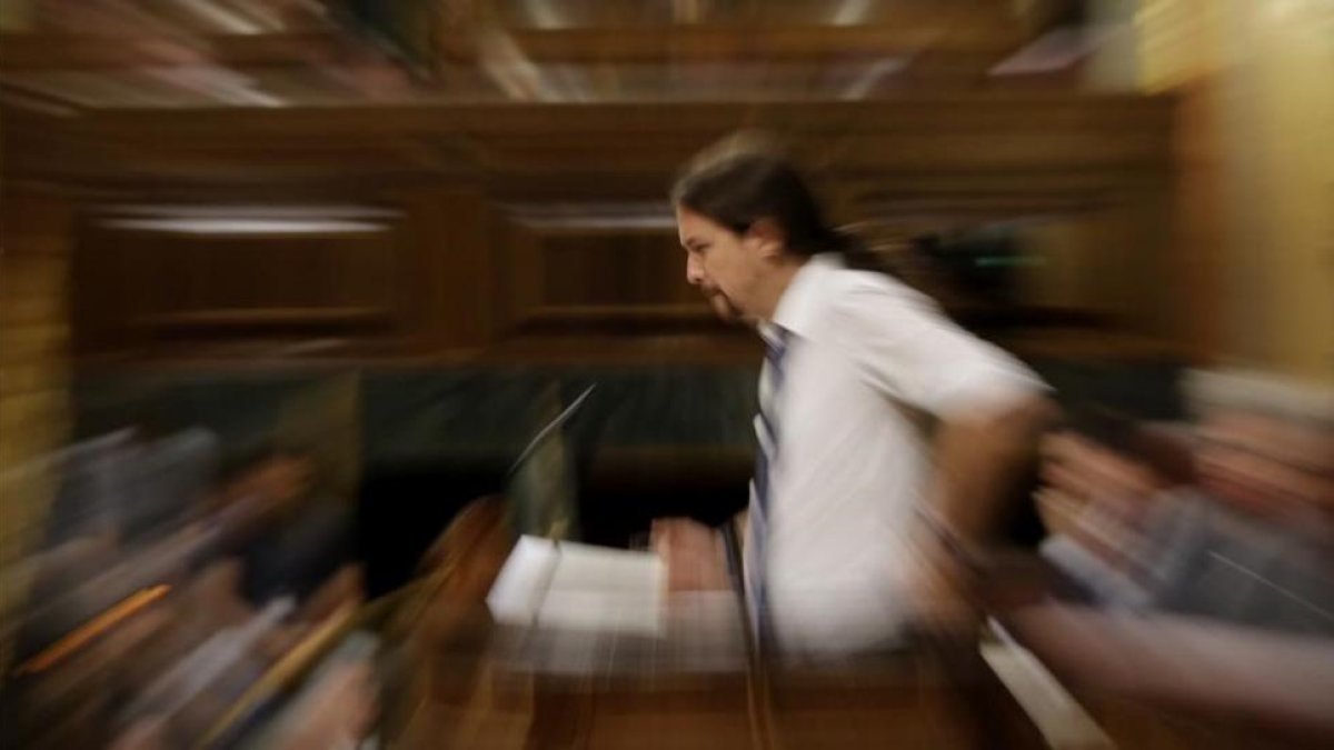 Pablo Iglesias interviene en la tribuna del hemiciclo durante el debate de la moción de censura.