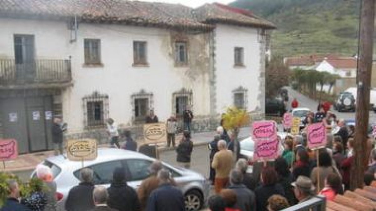 Los manifestantes portaban pancartas alusivas a la demolición del cuartel.