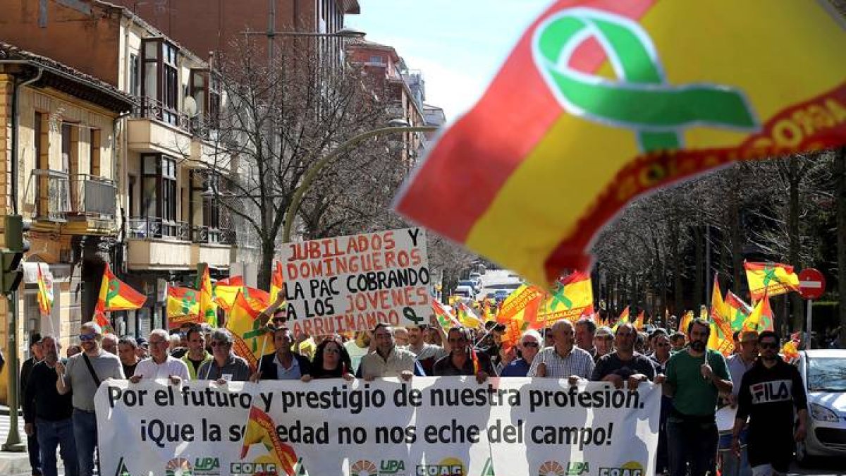 Personas se manifiestan en la provincia de Soria, este miércoles, para confluir en una tractorada en la capital. WILFREDO GARCÍA