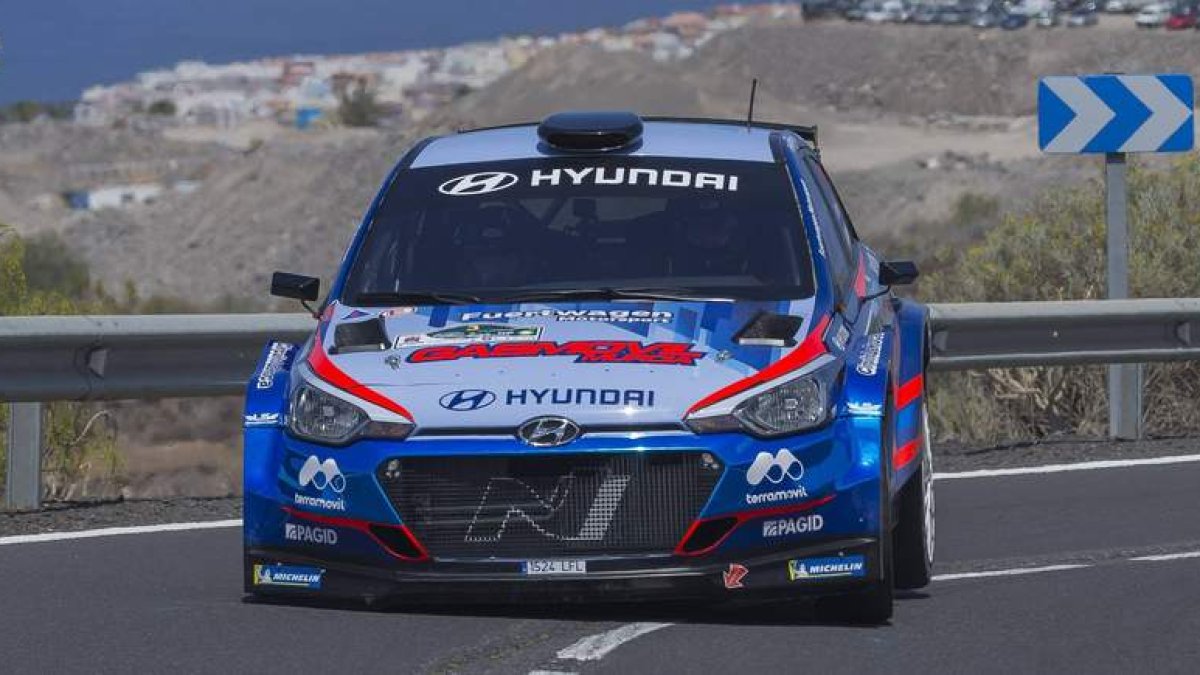 Alba Sánchez y Surhayen Pernía en un momento del Rallye Villa de Adeje en Tenerife. HYUNDAI