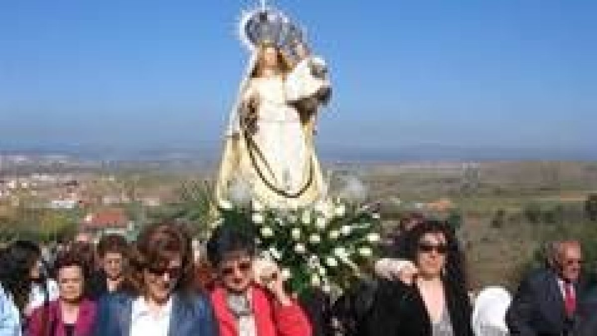 Las mujeres pujan la talla de la Virgen del Rosario durante la subida