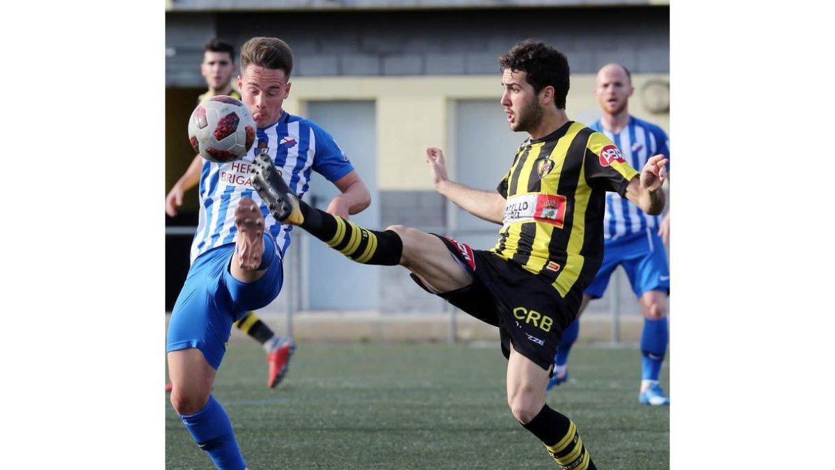 Pablo Larrea ha sido una pieza fundamental para la consecución del ascenso blanquiazul. L. DE LA MATA