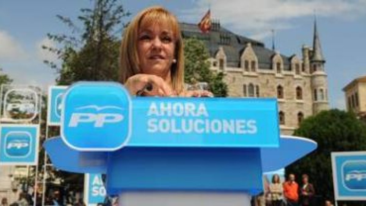 La presidenta del PP, Isabel Carrasco, durante su intervención en el mitin de Mayor Oreja el domingo