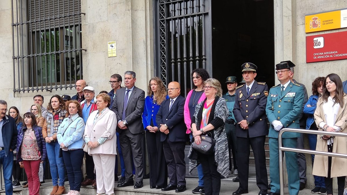 Minuto de silencio en la subdelegación del Gobierno de León por el asesinato machista en Ávila, P. I.