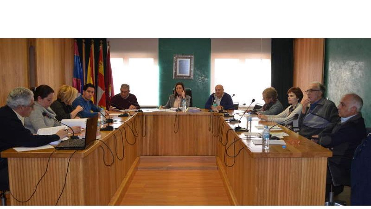 Imagen del pleno municipal celebrado ayer en el Ayuntamiento de Santa María del Páramo. MEDINA