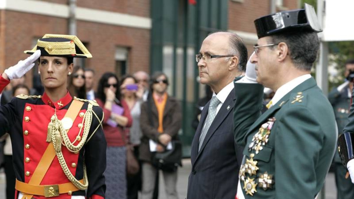 El delegado del Gobierno en Castilla y León, Ramiro Ruiz Medrano, preside en León los actos organizados con motivo de la festividad de la Virgen del Pilar, Patrona de la Guardia Civil