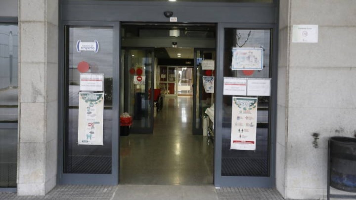 Uno de los accesos a Urgencias del Hospital de León. MARCIANO PÉREZ