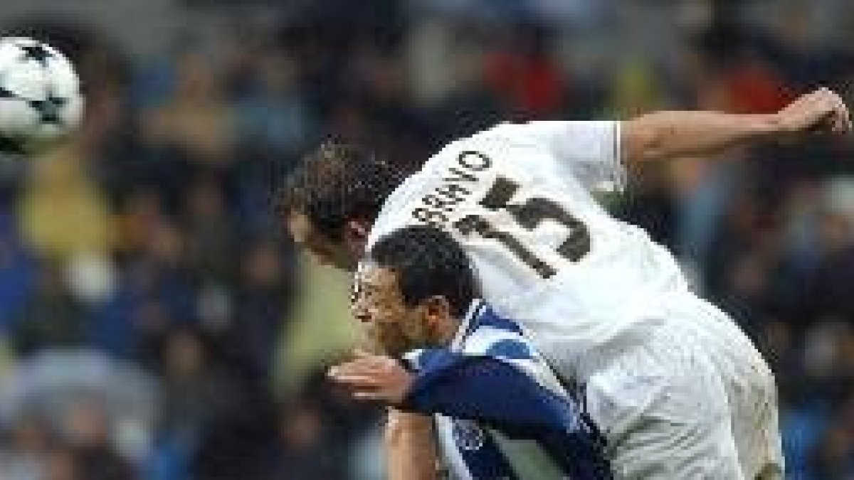 Raúl Bravo evita la penetración de jugador del Oporto Derlei
