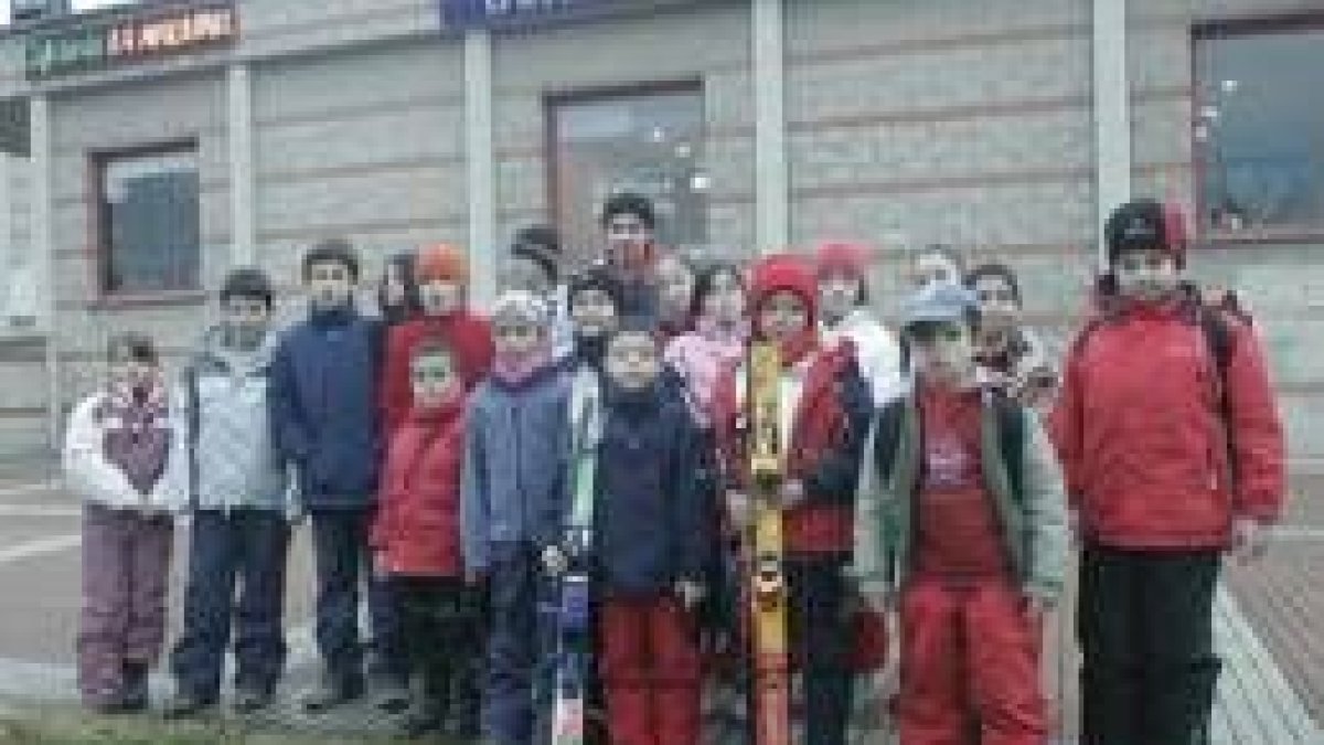 Niños y niñas, preparados para la nieve, esperaban ayer el autobús para ir al Morredero