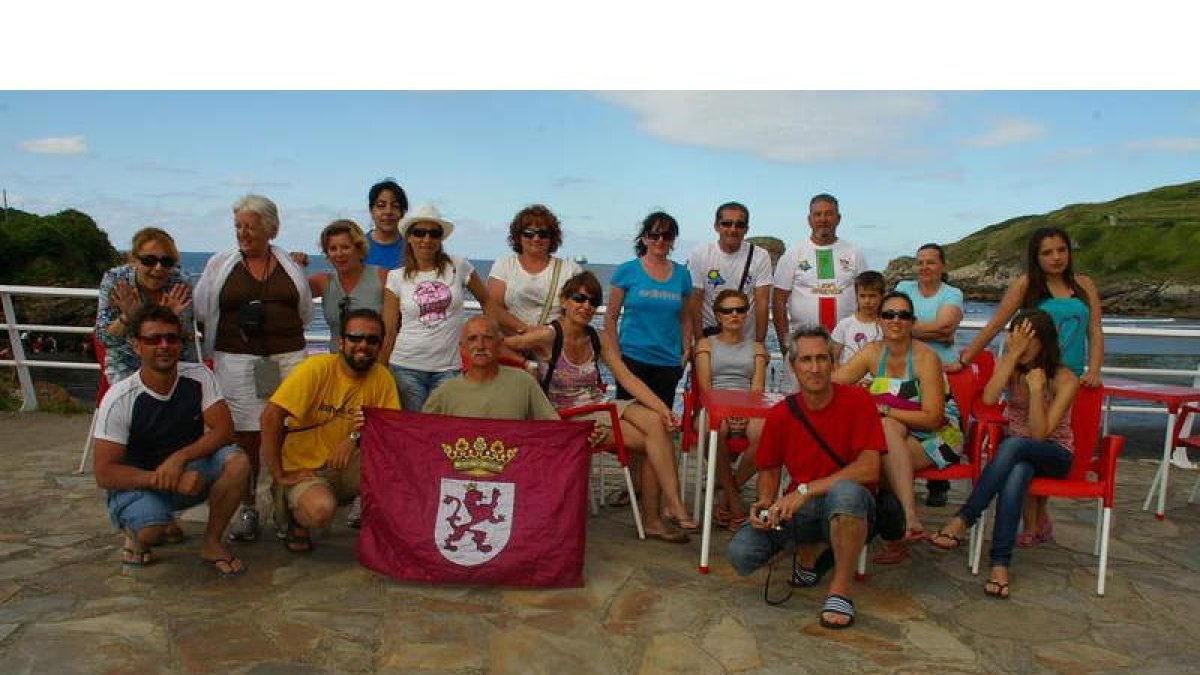 Participantes en la última actividad del Cambia de Aires en la playa de Bayas, en Asturias.