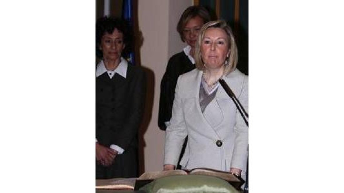 Valcarce toma posesión de su cargo junto a la ministra Mercedes Cabrera