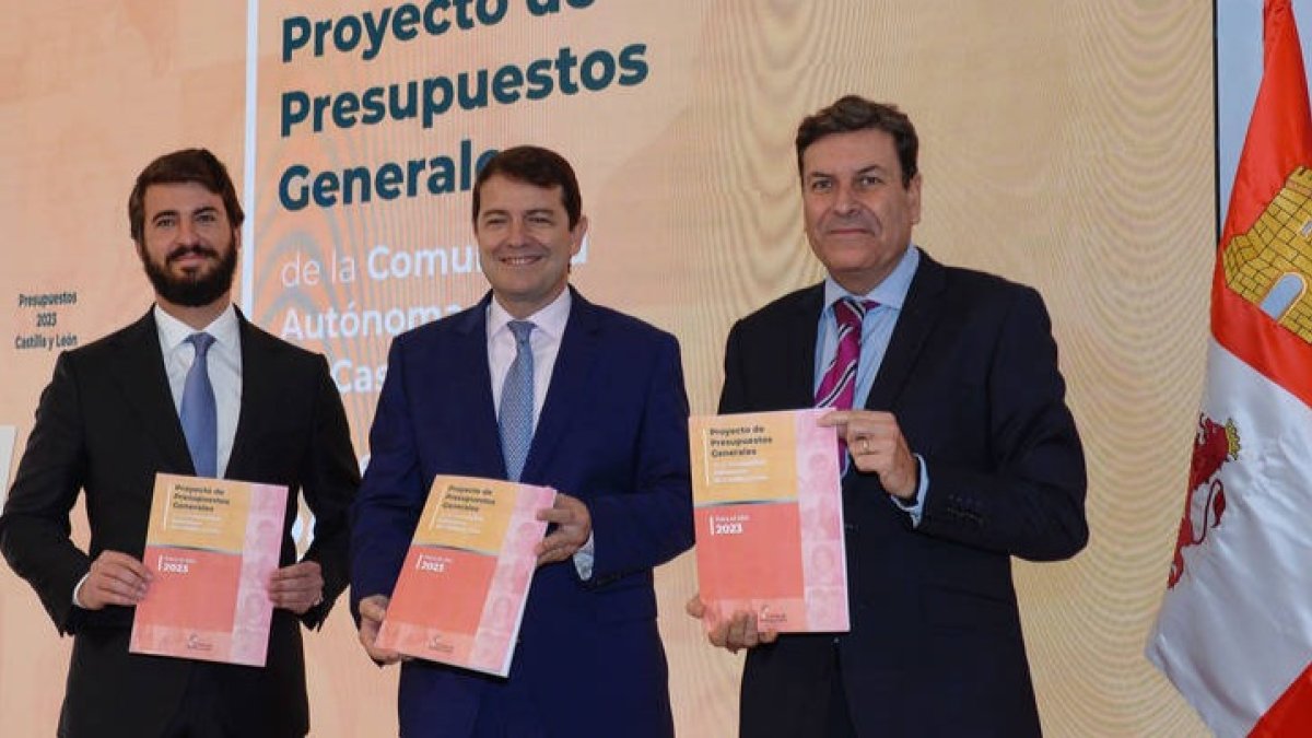 García Gallardo, Fernández Mañueco y Carriedo en la presentación del presupuesto. DL