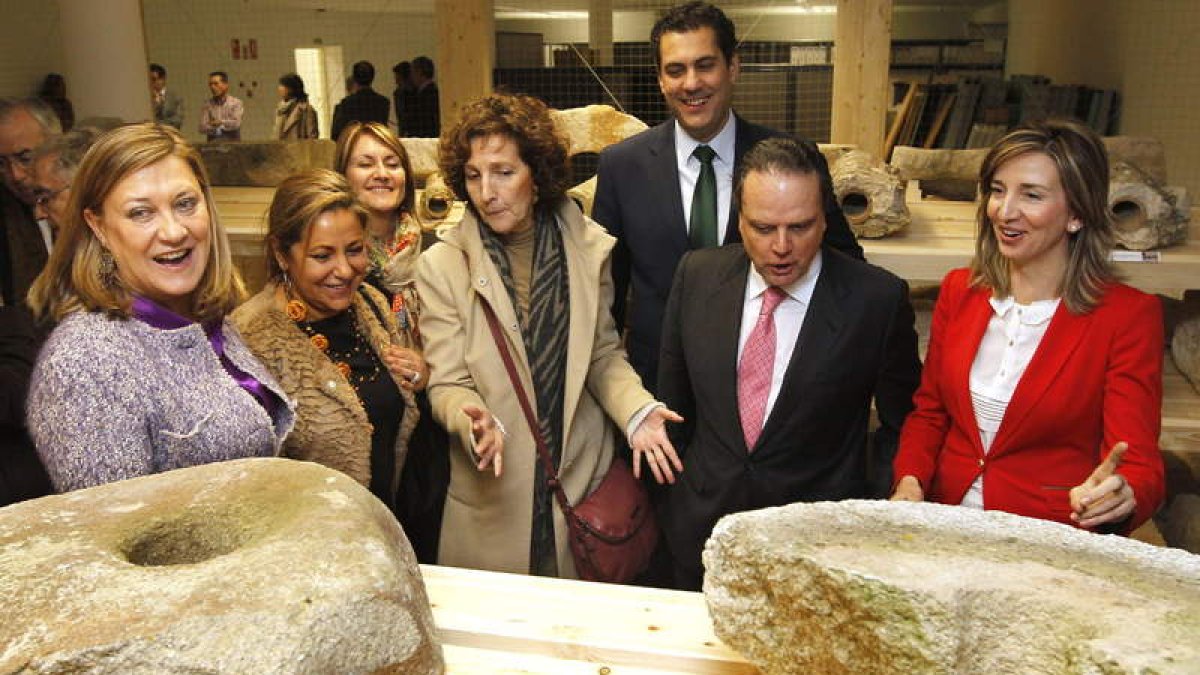 Las consejeras de Hacienda y Cultura, con Mario Amilivia.