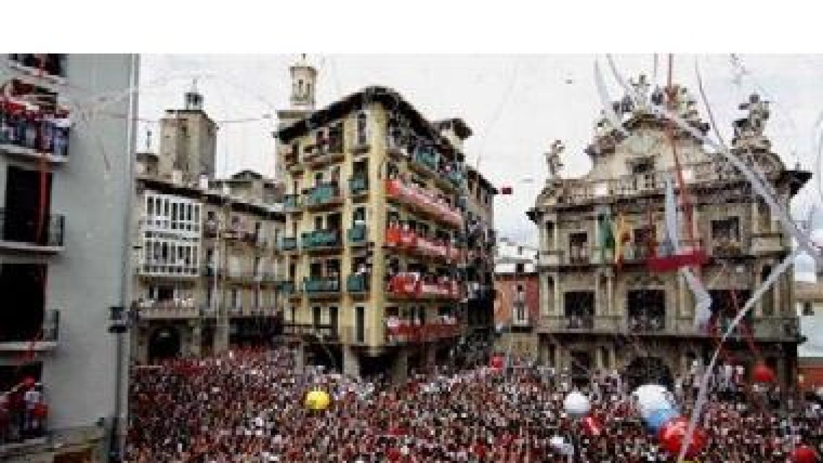 Miles de personas festejan el inicio a los Sanfermines 2009.