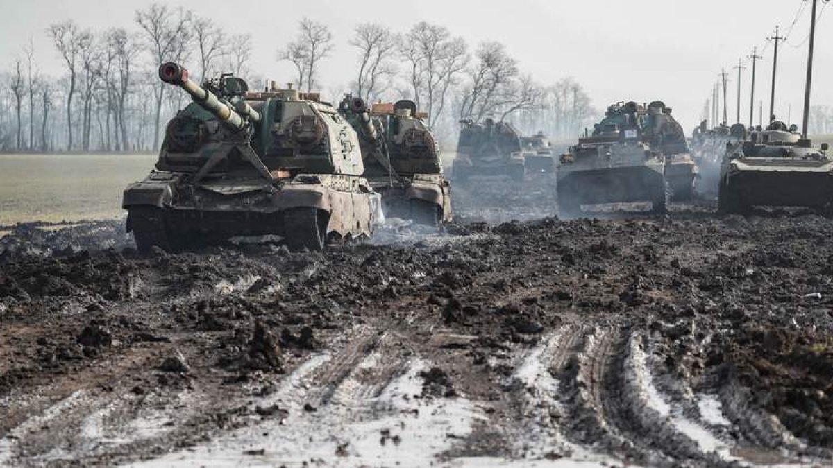 Vehículos blindados rusos estacionados en la carretera en la región de Rostov, ayer. YURI KOCHETKOV