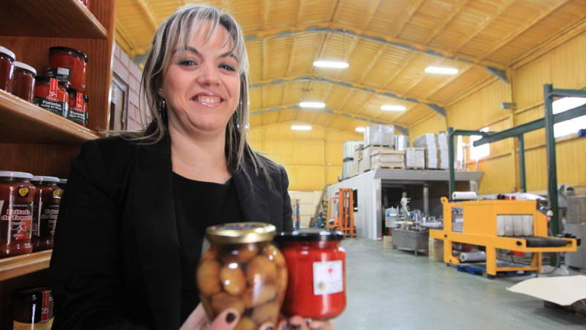 Vanesa Fernández con algunos de los productos que Piber elabora de forma artesanal.