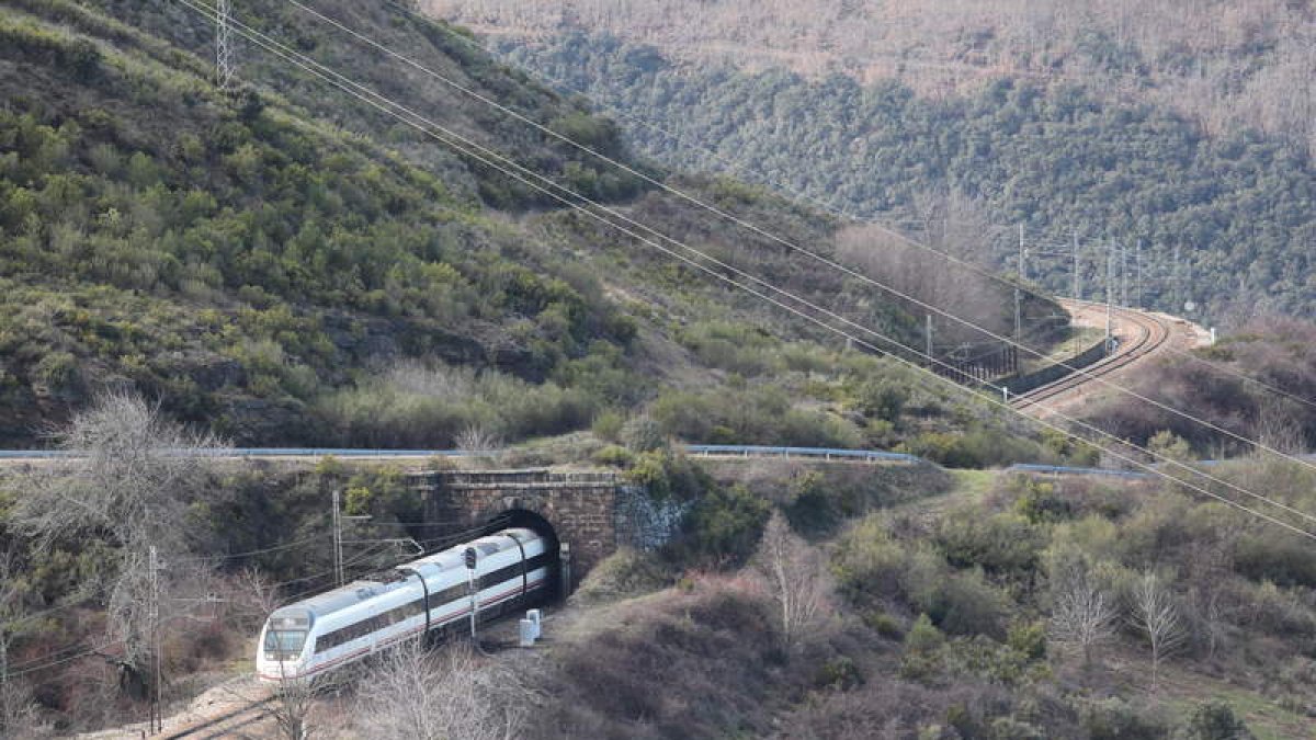 ‘Lazo’ ferroviario en La Granja de San Vicente (Torre). L. DE LA MATA